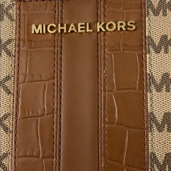 Michael Kors large Jet Set logo zip clutch - Picture 4 of 5